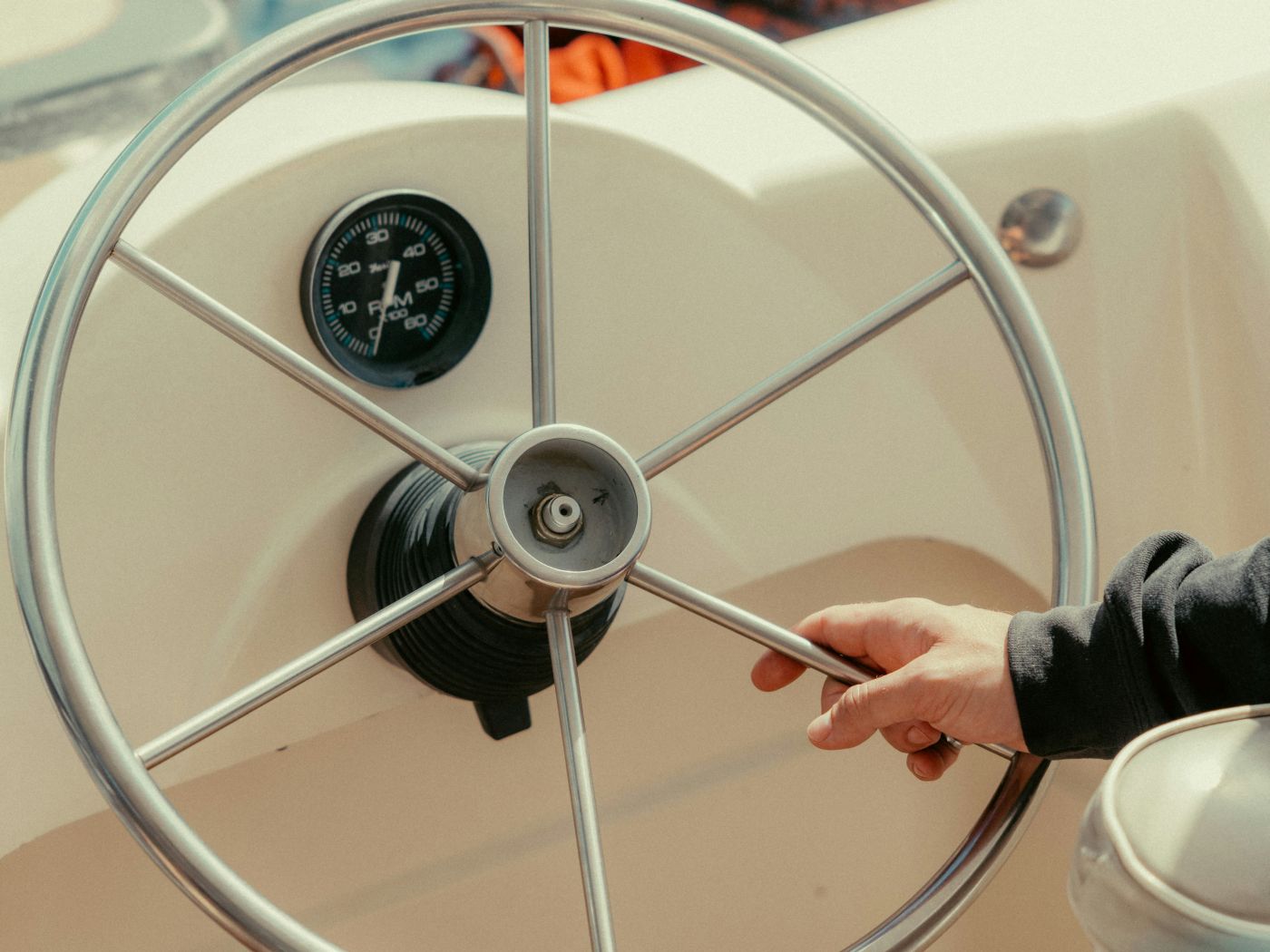 ENGINEER TALKS Ep.13: Marine Steering Wheel Materials: 316 Rostfritt, PU-skum & Läder Jämfört
